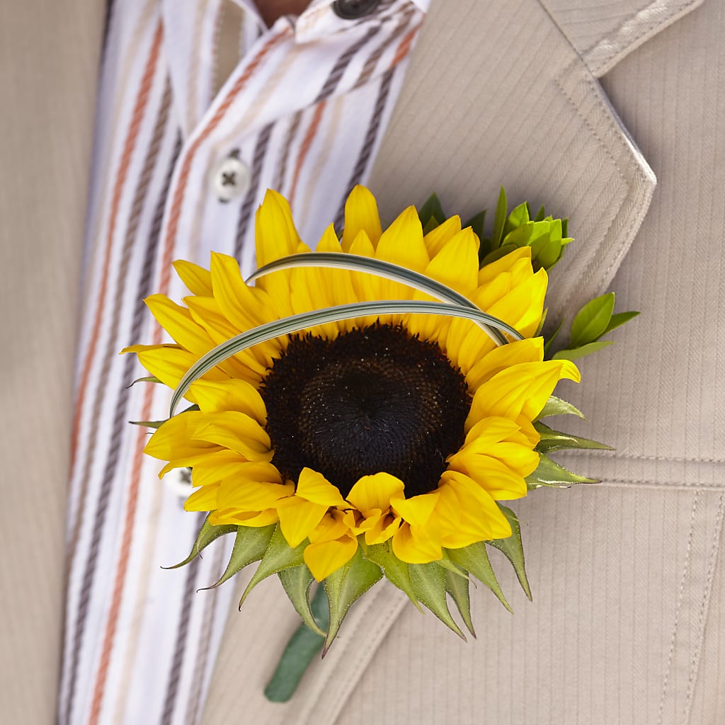 Free Spirit Boutonniere – SIXTO'S FLOWER SHOP, Union City NJ